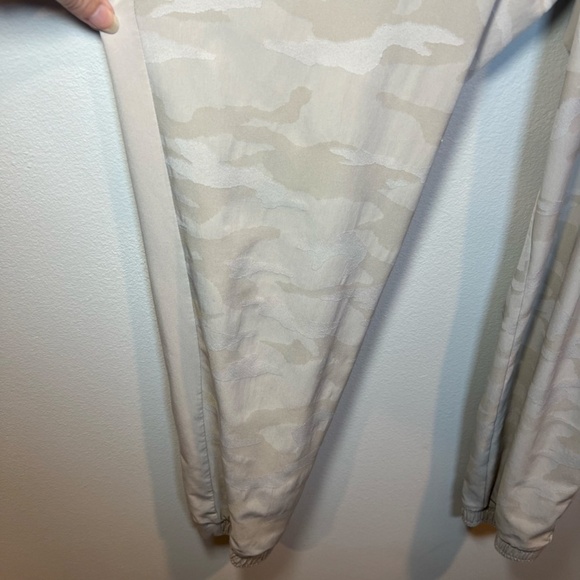 Athleta Womens Brooklyn Joggers Abalone Beige Camo Athletic Pants Pockets Size 8 - Picture 10 of 16